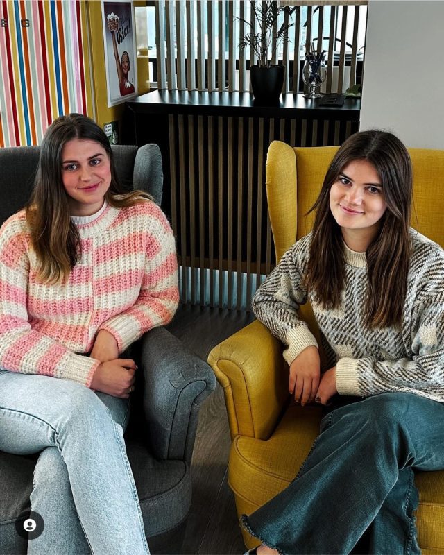 Dorien en Elke bij het begin van hun stage bij baas agency